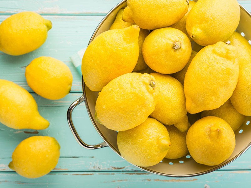 Zitronen zum Trocknen vorbereiten