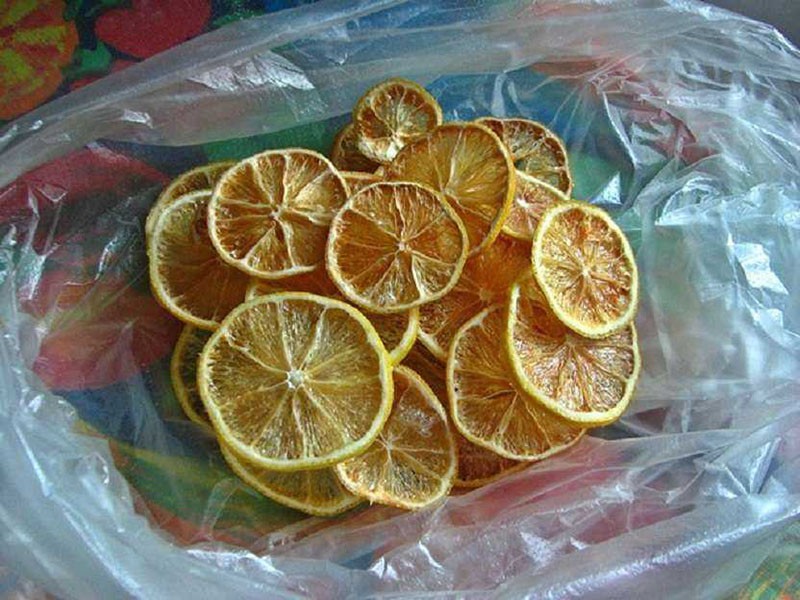 شرائح الليمون المجففة بالميكروويف