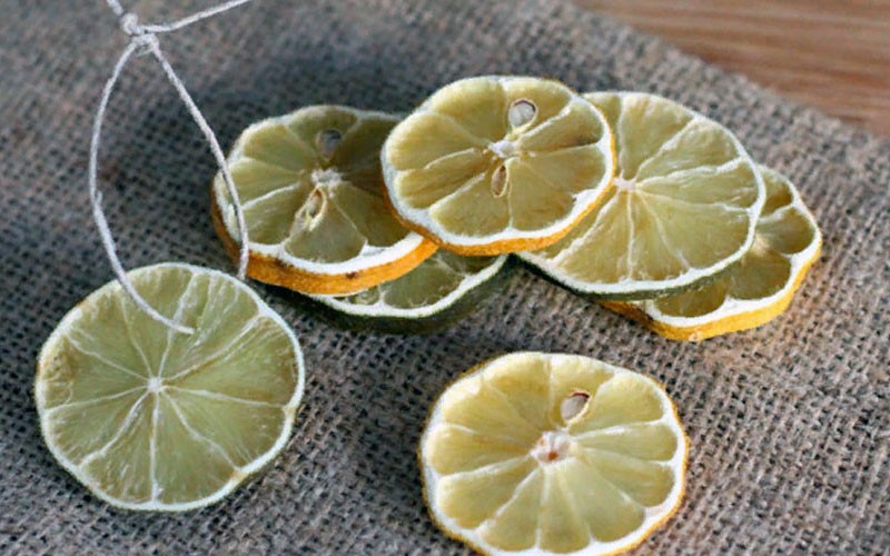كيفية تجفيف الليمون للديكور على البطارية