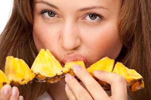Voňavá šťavnatá dužina ananasu obsahuje mnoho vitamínů a minerálů