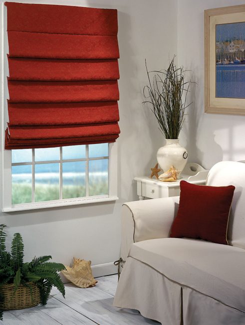 Una persiana romana es una tela de cortina sobre la que se fijan varillas rígidas.