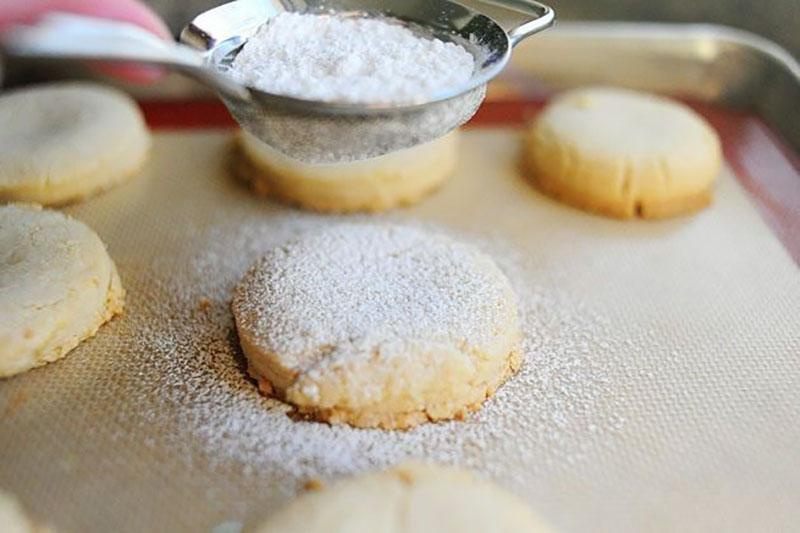 Kekse mit Zucker bestreuen