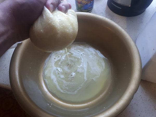 vymačkat bramborovou šťávu