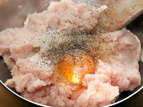 do mletého masa přidejte vejce a koření