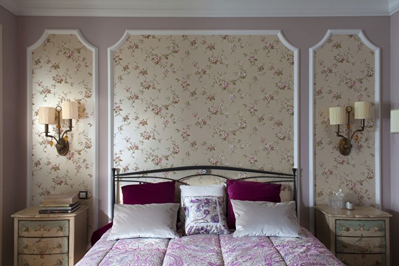 La combinación de papel tapiz en el dormitorio: paneles de pared y nichos.