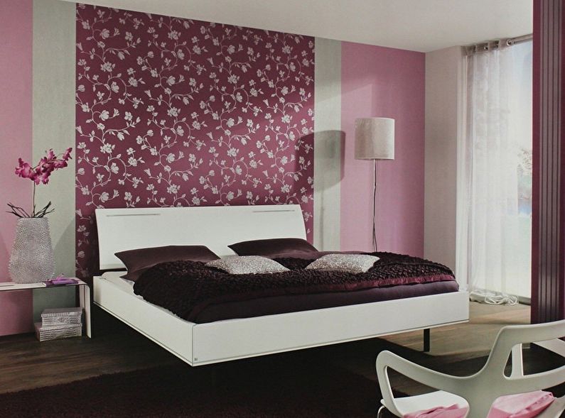 Combinación vertical de papel tapiz en el dormitorio.