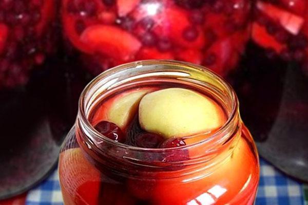 Gießen Sie den Sirup in die Obstgläser