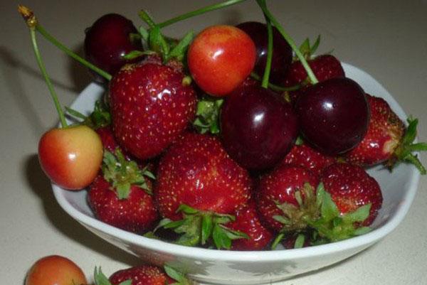 omyjte jahody a třešně