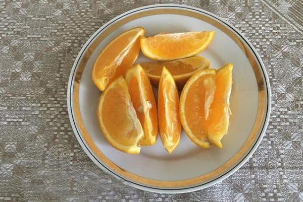 eine Orange für Kompott vorbereiten