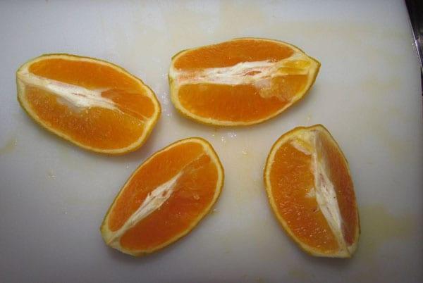 nakrájejte pomeranč na 4 kusy