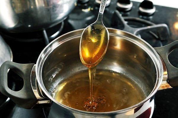 Sirup mit Honig und Zitrone kochen