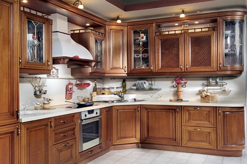 Klasická hnedá kuchyňa - interiérový dizajn
