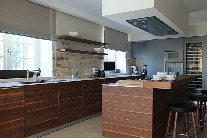 Moderná hnedá kuchyňa - interiérový dizajn