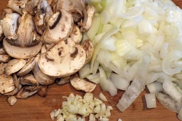 nakrájejte česnek, cibuli a houby