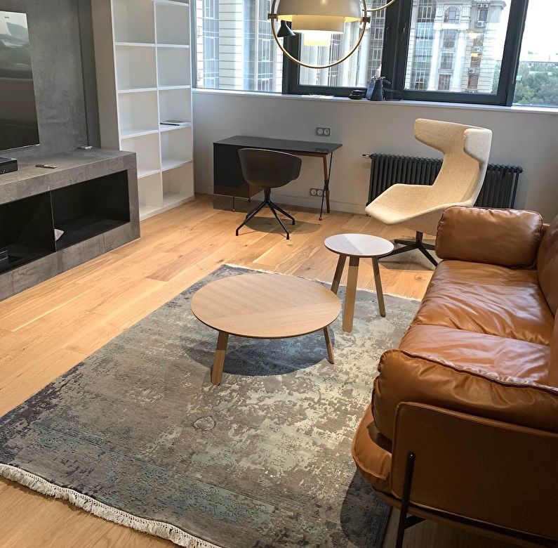 Escritório espaçoso em apartamento moderno com ênfase no minimalismo