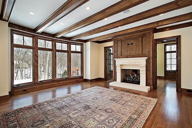 Interior com uma combinação de madeira, lareira e tapete indiano Bakhtiari de seda
