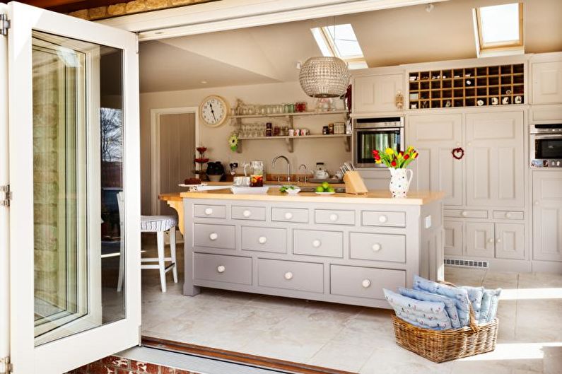 Krásne fotografie z kuchyne - Kuchyňa s vidieckym nábytkom