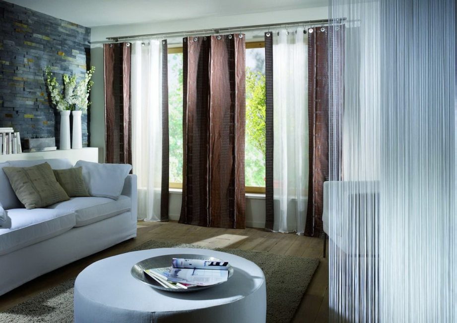 La cortina doble es cómoda y práctica.