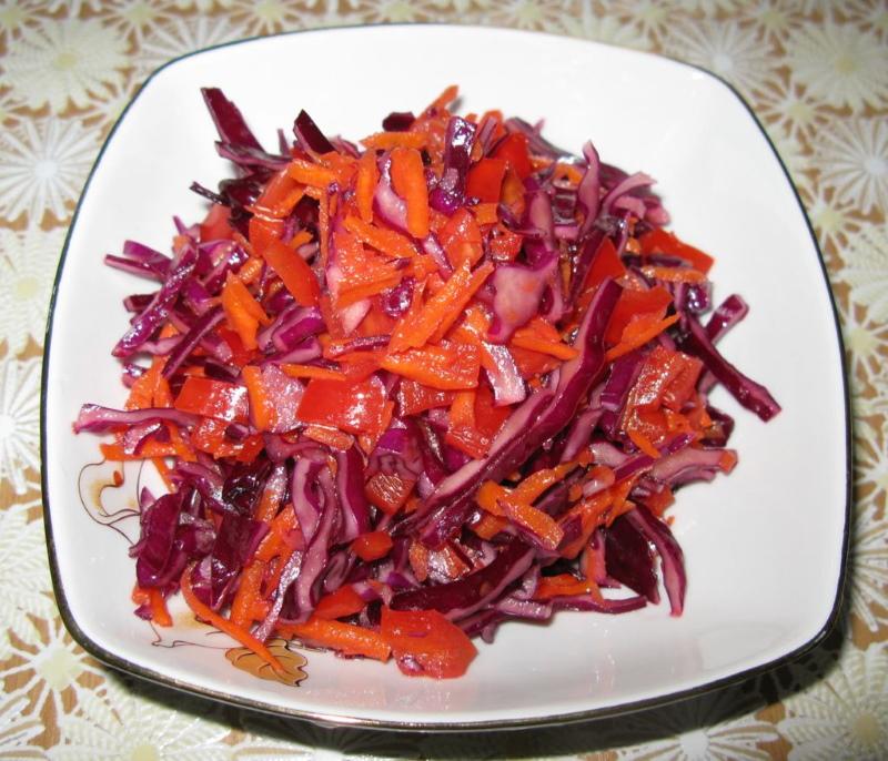 roter Salat und Paprikasalat