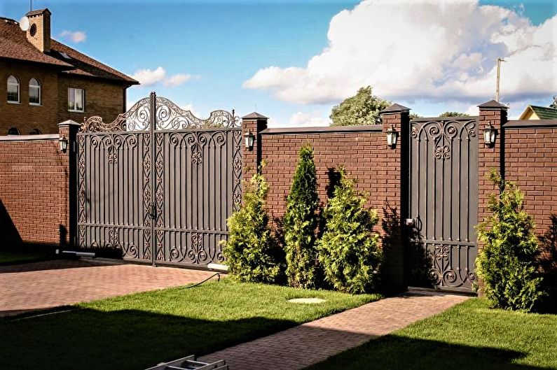 Πέτρινο φράχτη για ιδιωτικό σπίτι - φωτογραφία