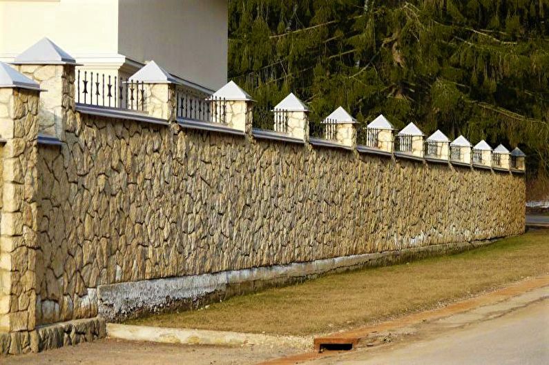 Πέτρινο φράχτη για ιδιωτικό σπίτι - φωτογραφία
