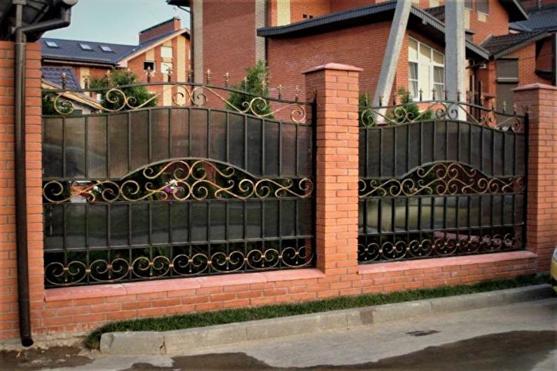 Φράχτης από συνδυασμούς υλικών για ιδιωτικό σπίτι - φωτογραφία