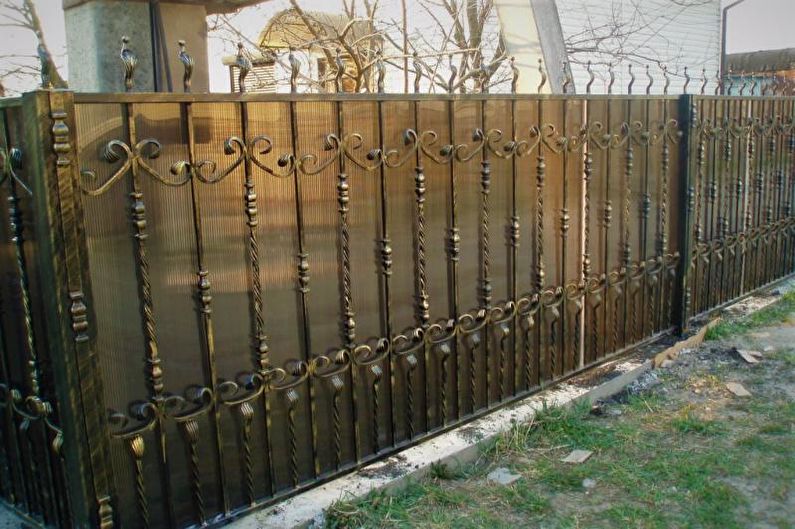 Φράχτης από συνδυασμούς υλικών για ιδιωτικό σπίτι - φωτογραφία
