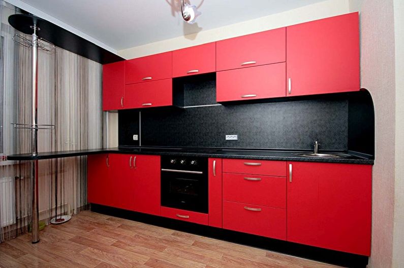 Notranjost kuhinje v rdeči barvi - fotografija