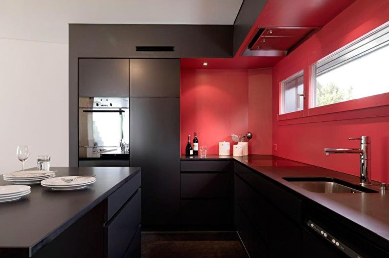 Projekt wnętrza kuchni w kolorze czerwonym - zdjęcie