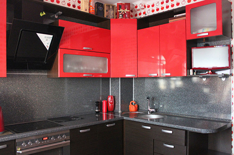 Mała czerwono-czarna kuchnia - projektowanie wnętrz