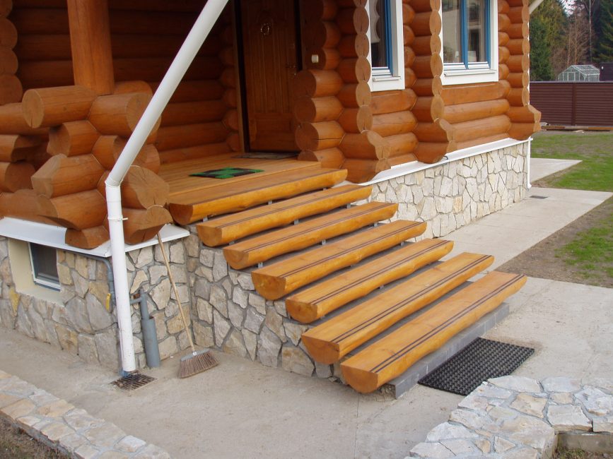 Τα ξύλινα σκαλοπάτια μπορούν να διακοσμηθούν με εντελώς διαφορετικές μεθόδους.