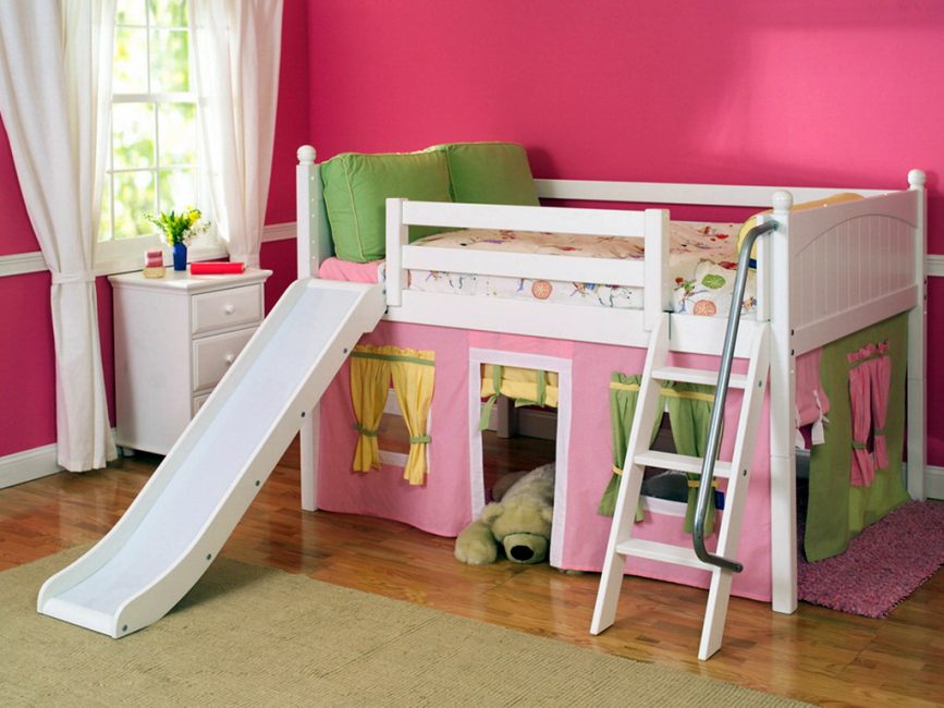 Equipado com uma pequena casa para bebês na parte inferior da cama