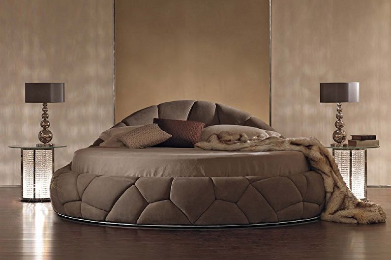 Okrogla postelja v spalnici - fotografija