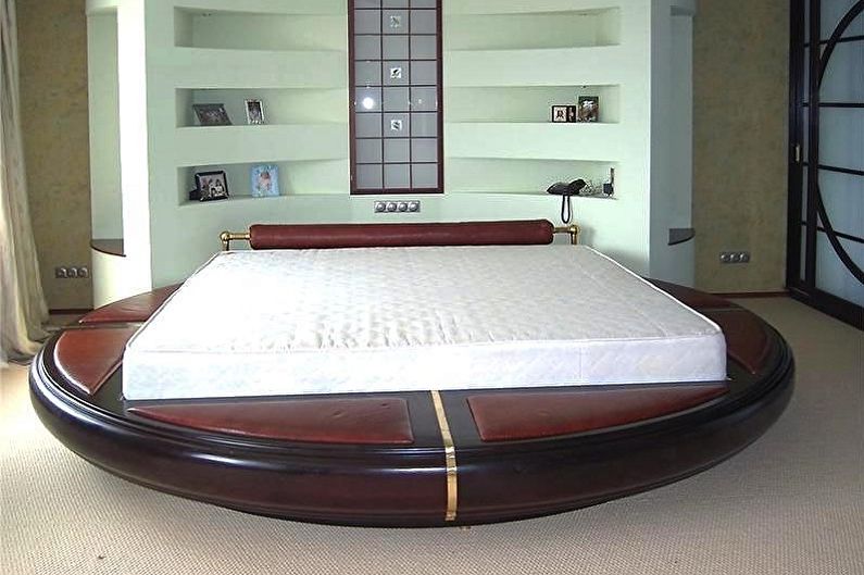 Okrogla postelja v spalnici - fotografija