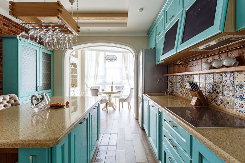 Bucătărie în stil Provence cu insulă - Design interior