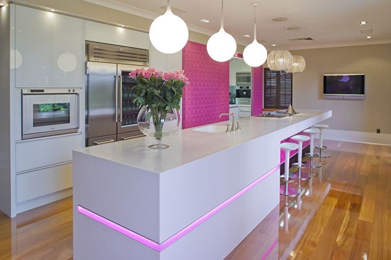 Różowy projekt kuchni - dekoracje i oświetlenie