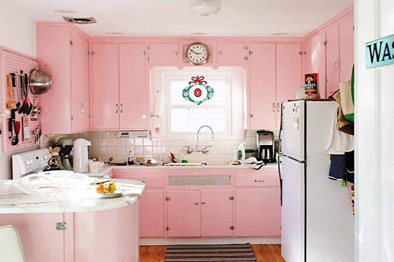 Malá ružová kuchyňa - interiérový dizajn