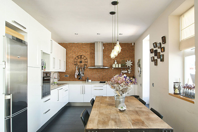 Hvitt kjøkken i loftstil - foto