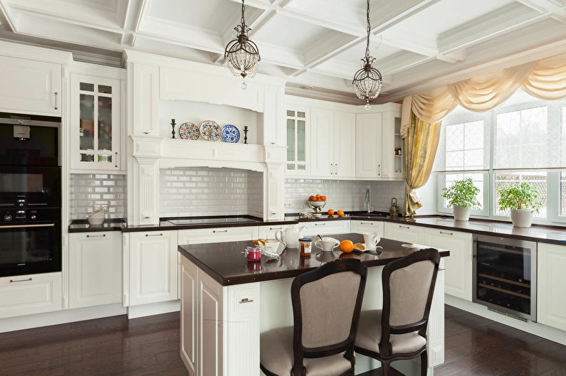 Cozinha leve em estilo clássico - design de interiores