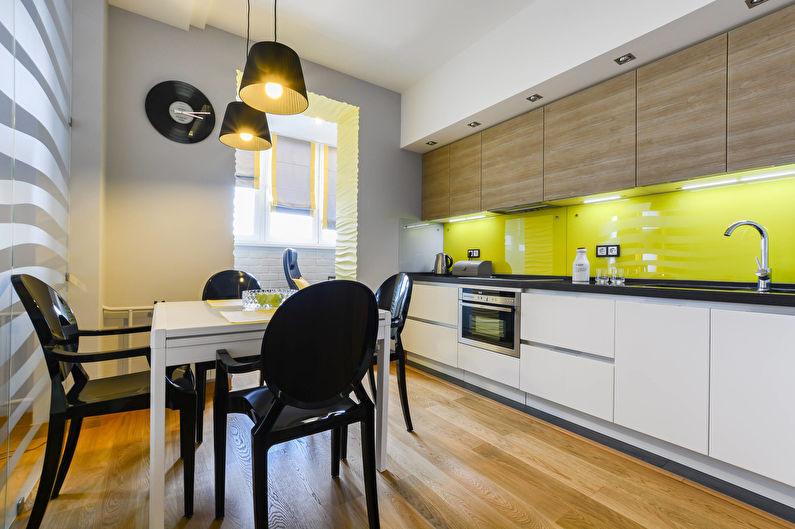 Interiørdesign på kjøkkenet i lyse farger - foto