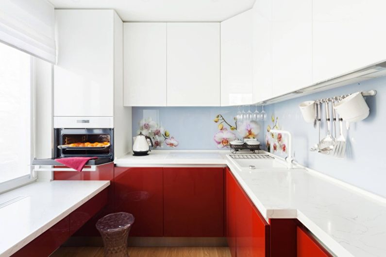 Innredning av kjøkkenet i lyse farger - foto