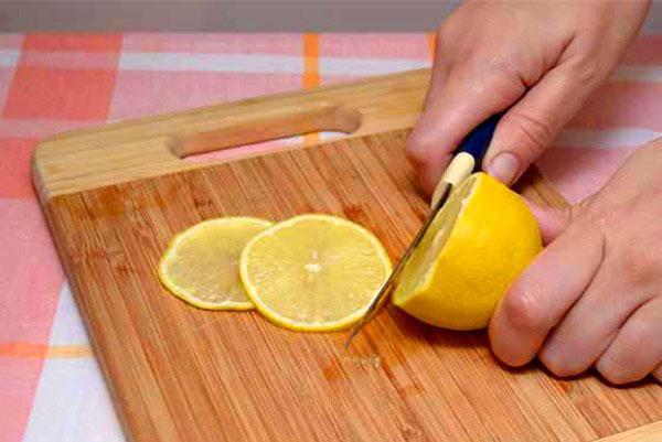 nakrájejte citron a odstraňte pecky