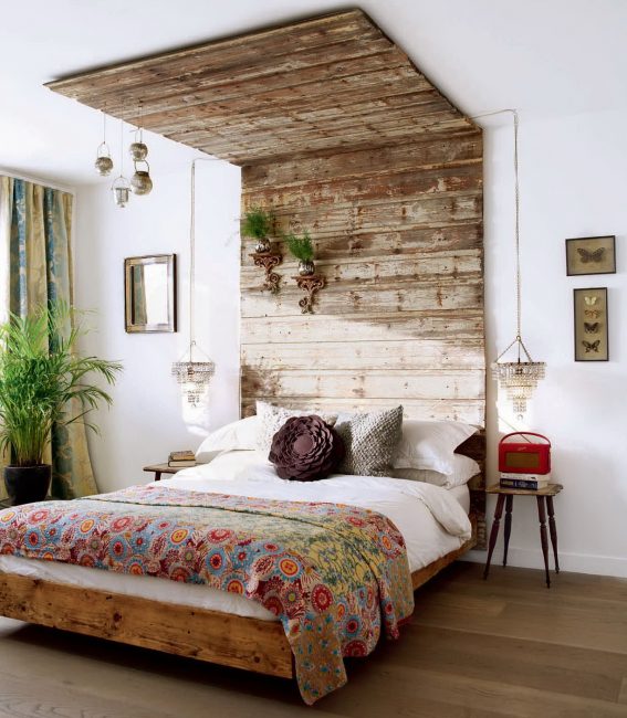 Perfektná akcentovaná stena nad čelom postele