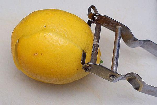 odstraňte citronovou kůru
