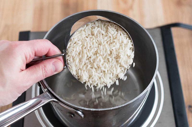 vařte rýži, dokud nebude vařená