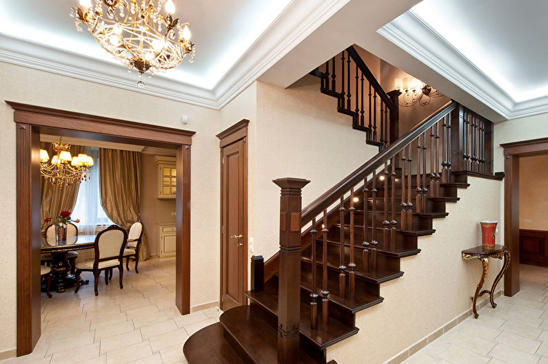 Escadas para o segundo andar em estilo clássico