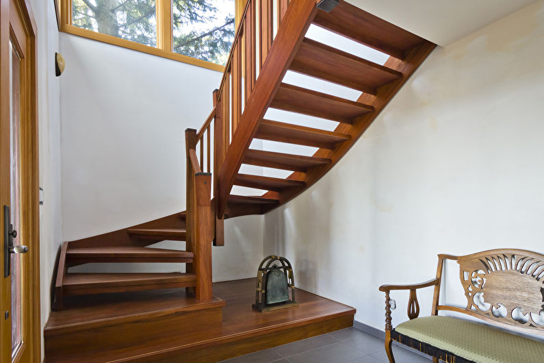Escada de madeira para o segundo andar