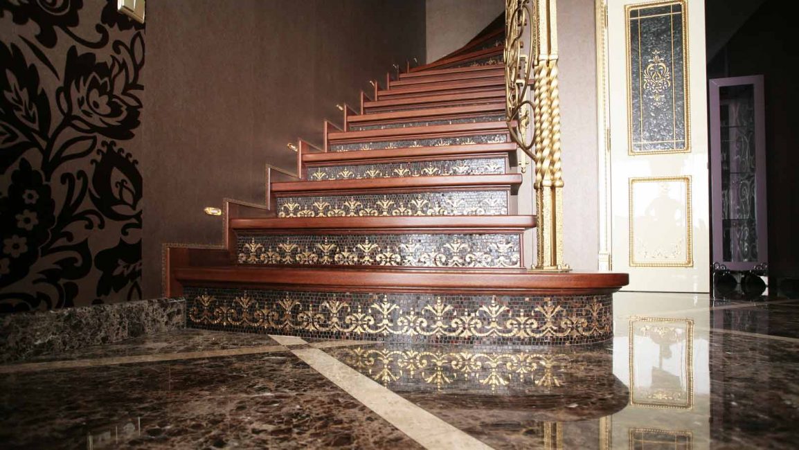 Escada com mosaico dourado