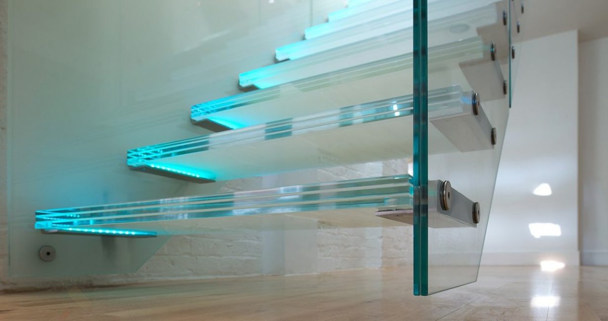 Escada de vidro cantilever iluminada