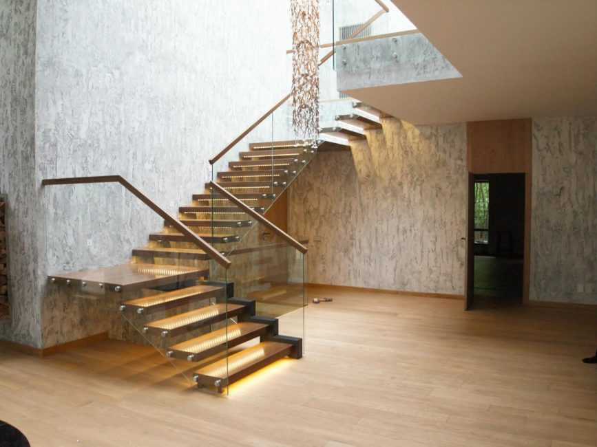 A combinação de diferentes materiais e iluminação no desenho das escadas